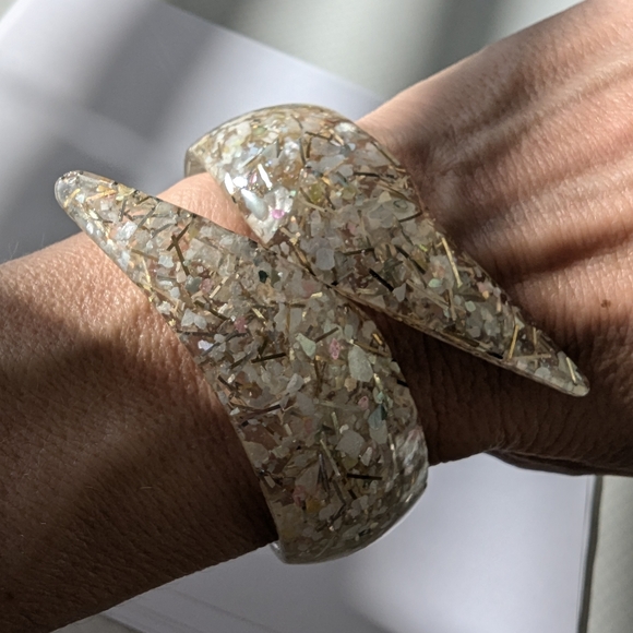 VTG Iridescent & Gold CONFETTI LUCITE Bypass Hinged Clamper CUFF BRACELET - Picture 2 of 8